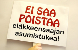 Suomalaiset eläkeläiset ovat saaneet mittansa täyteen eläkkeensaajan asumistuen kohtalosta ja kokoontuvat Heikoimman puolella -mielenosoitukseen torstaina 8. lokakuuta 2015 Helsingin Kansalaistorille.