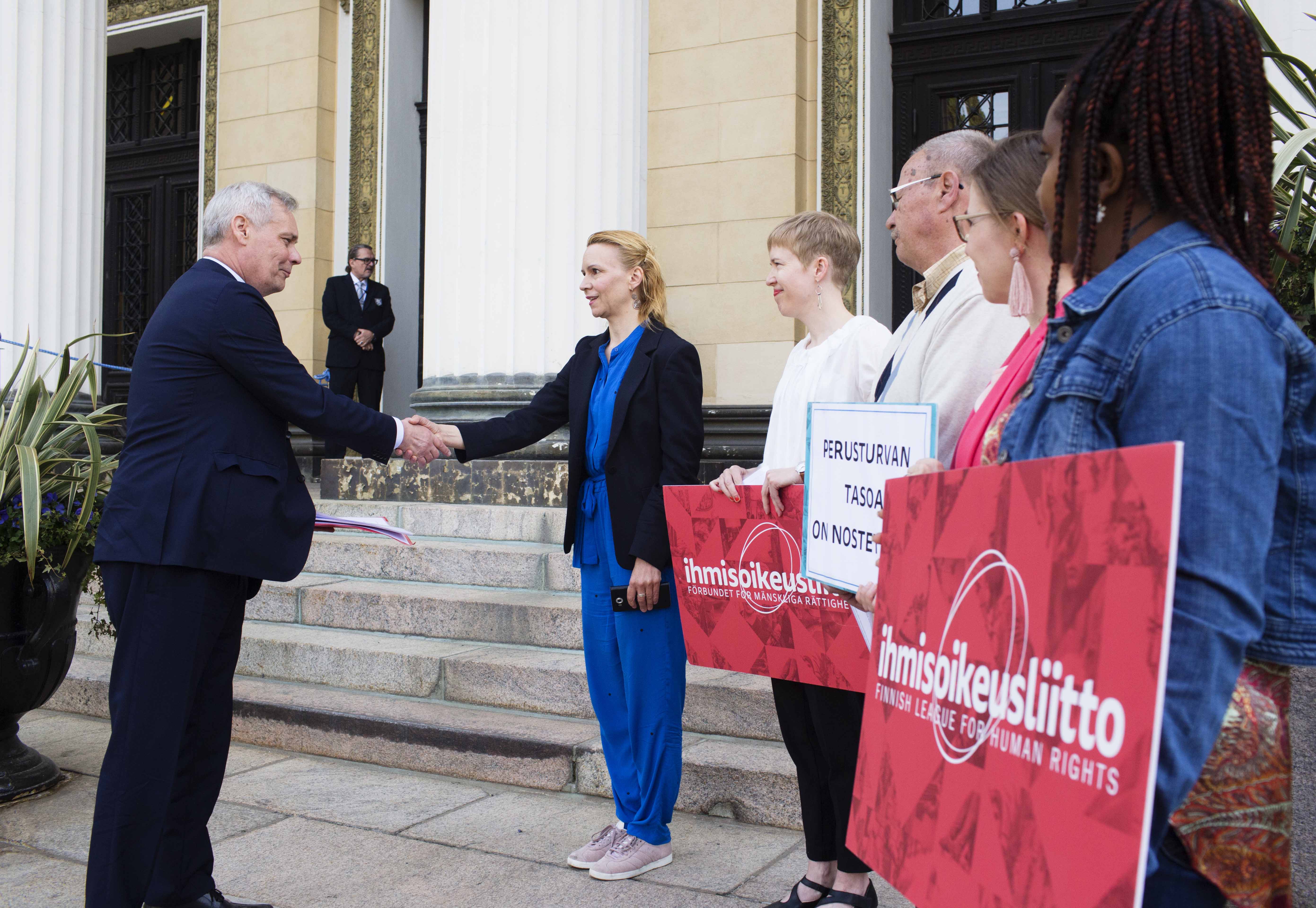 Ihmisoikeusliiton vetoomus perusturvan tason nostamiseksi luovutettiin hallitusneuvottelijoille