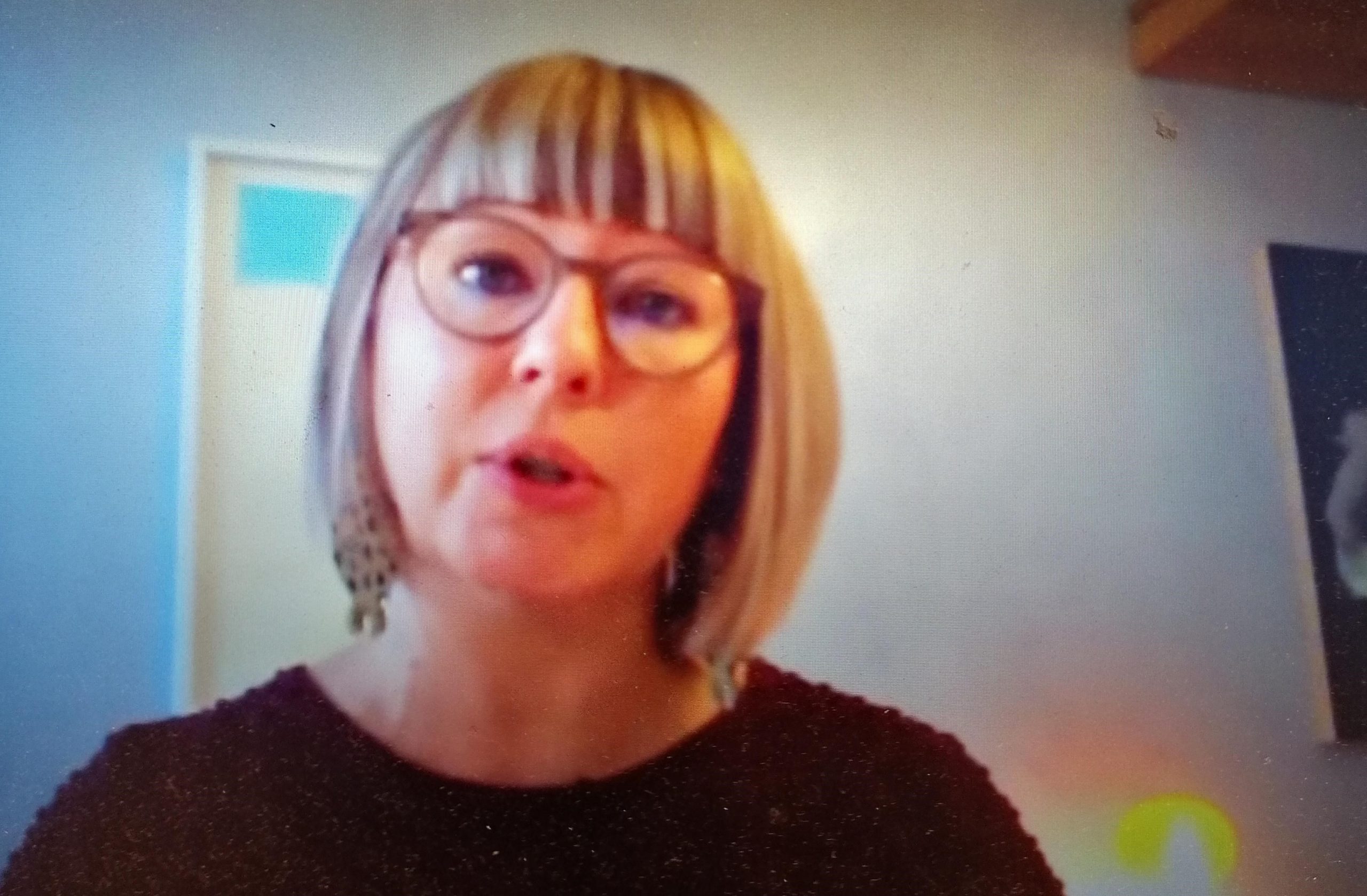 Tietokoneen ruudulla kuva sosiaali- ja terveysministeri Aino-Kaisa Pekosesta