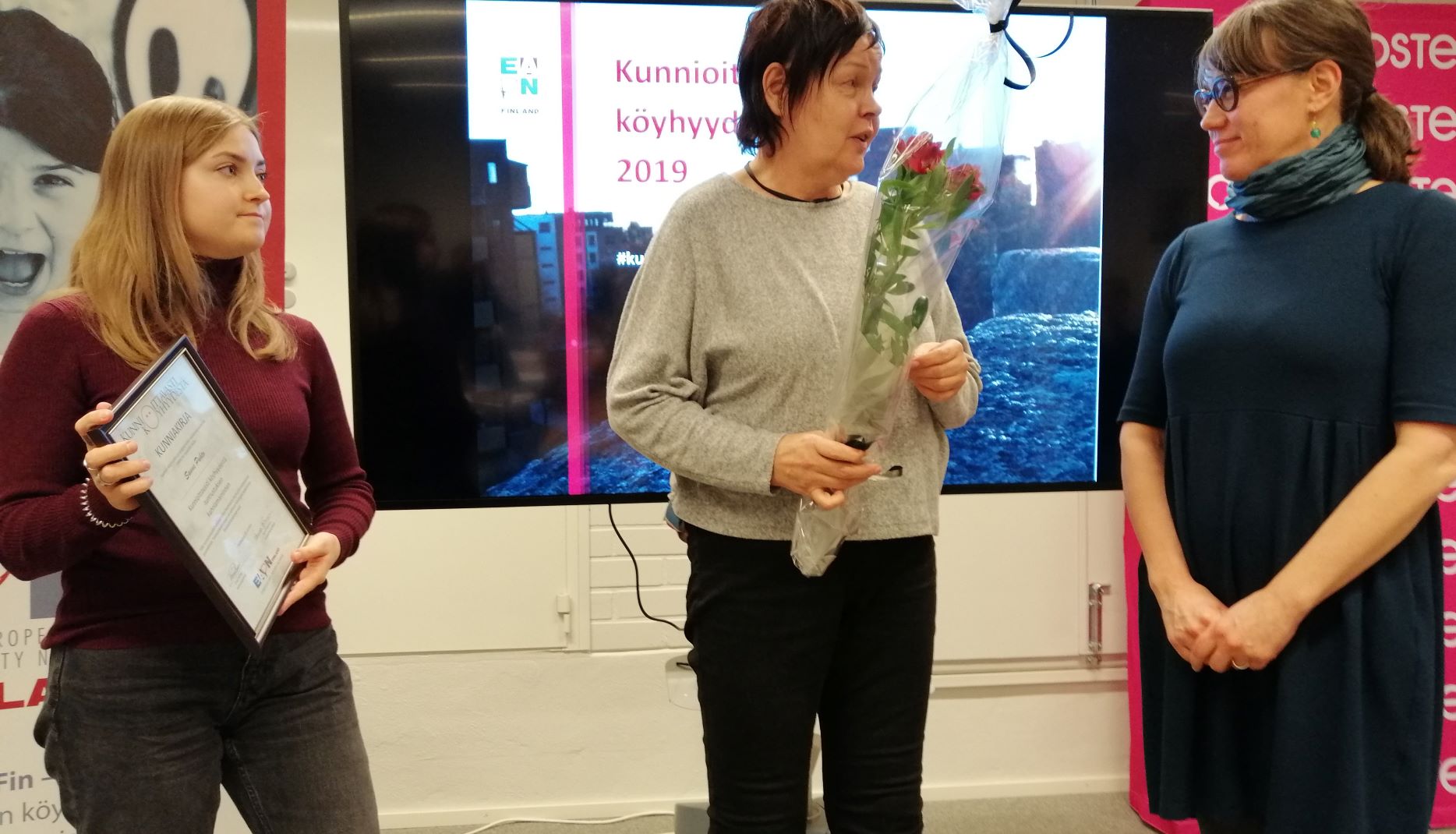 Kolme ihmistä Kunnioittavasti köyhyydestä -tunnustuksen jakotilaisuudessa, Elli Mikkonen vasemmalla.