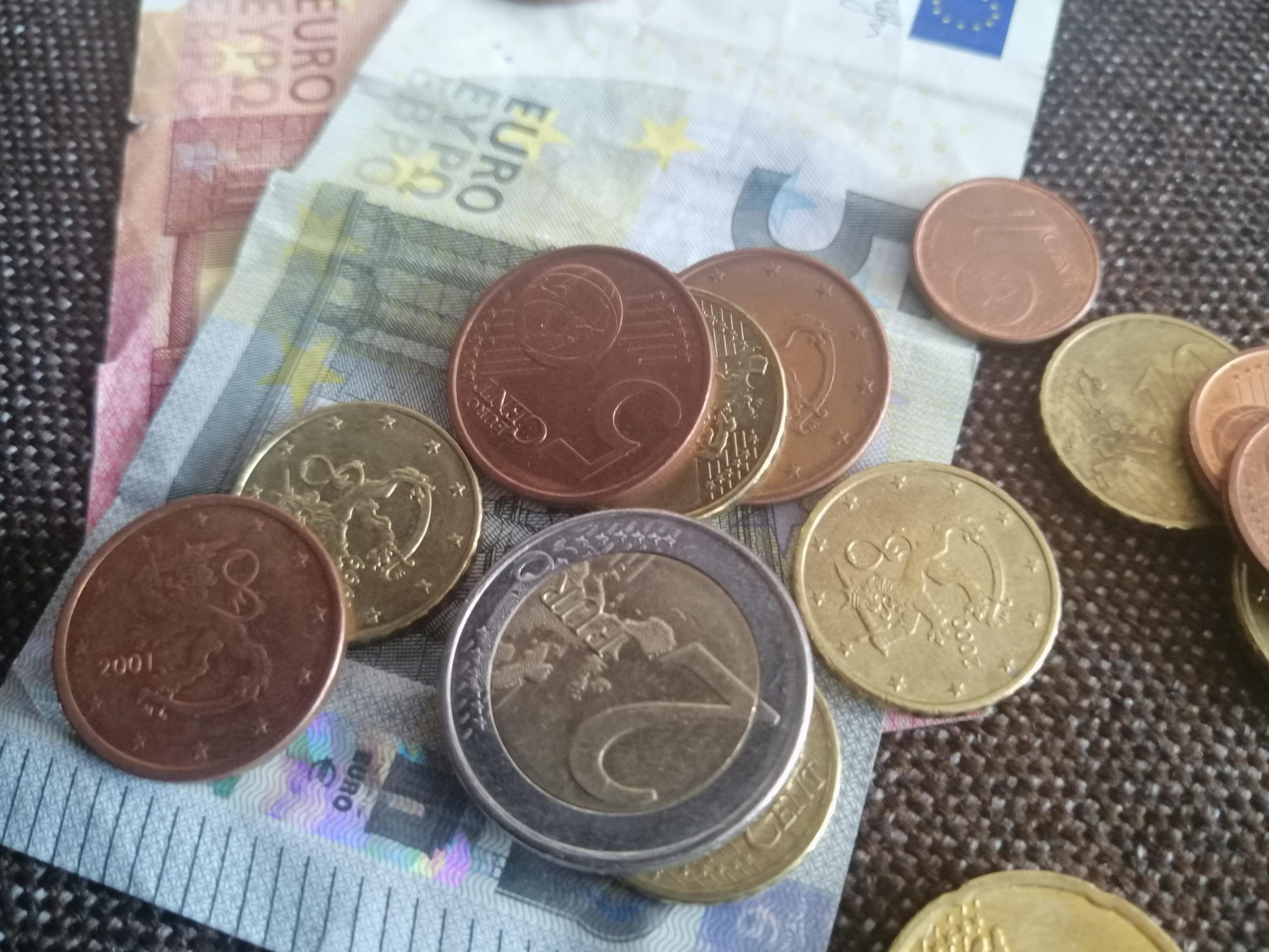 5 euron seteli ja kolikoita