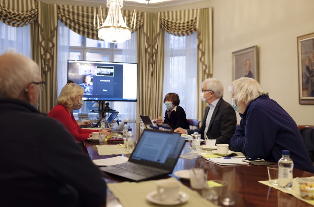 Suomalaisen Tiedeakatemian Covid-19 asiantuntijaryhmän jäseniää neuvotteluhuoneessa maskit kasvoilla