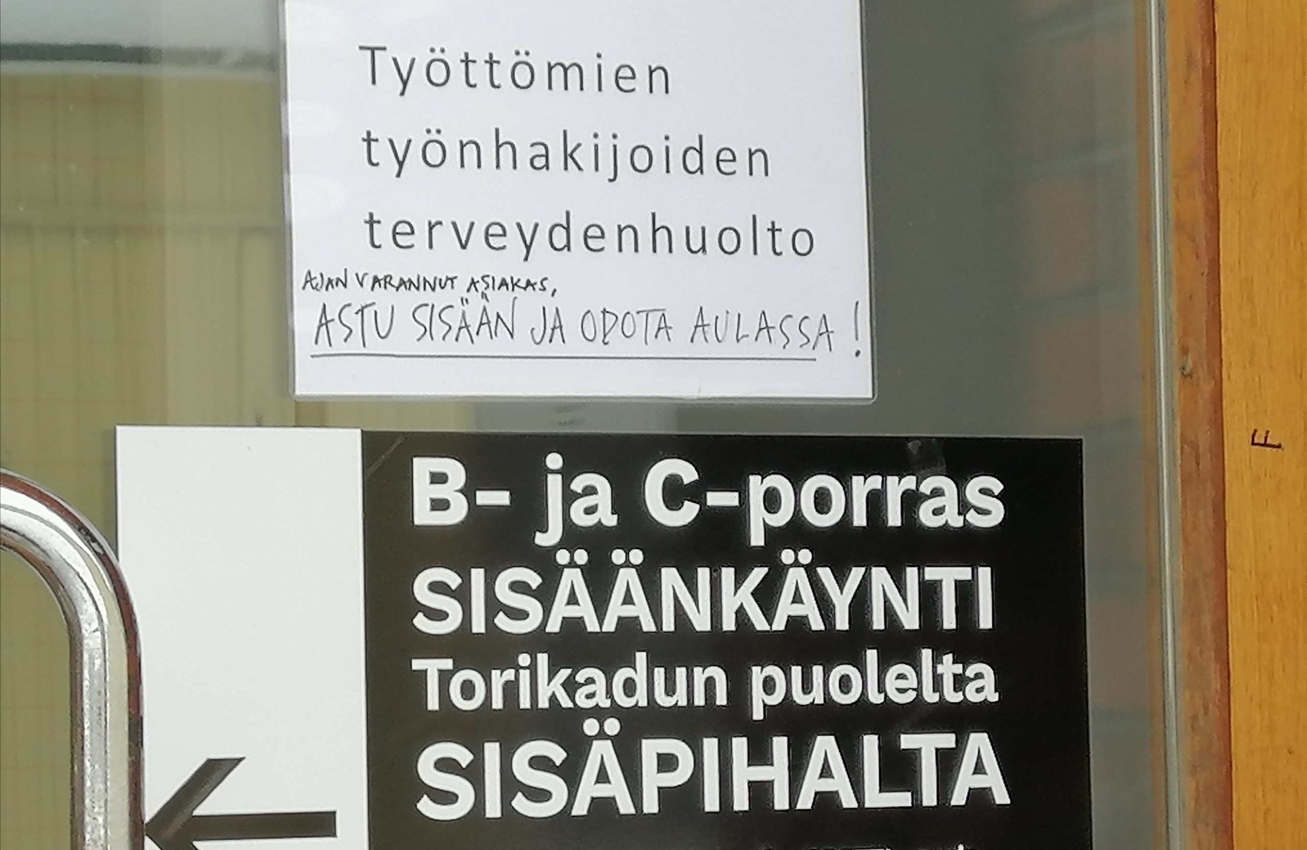 Ovi, josta sisäänkäynti työttömien työnhakijoiden terveydenhuoltoon