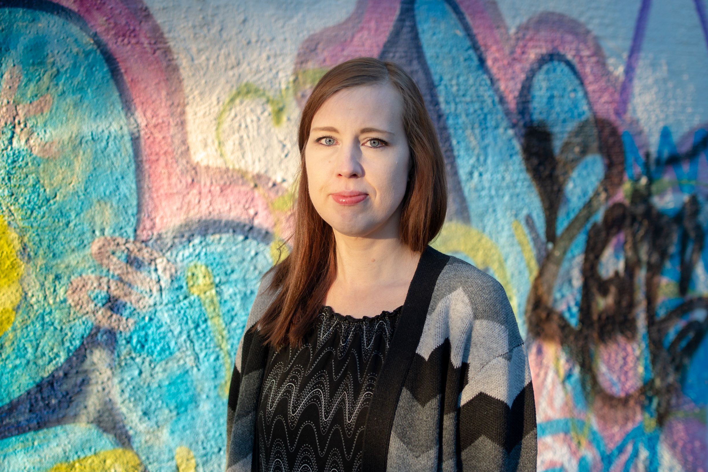 Eeva-Mari Grekula graffitin edessä