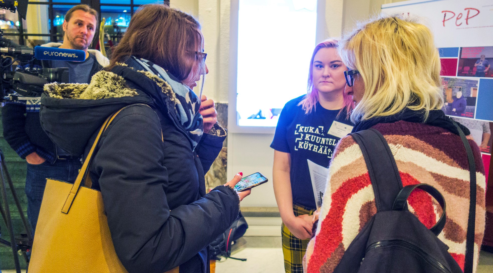 Tv-kameramies, haastattelija haastattelee Linnea Partasta.