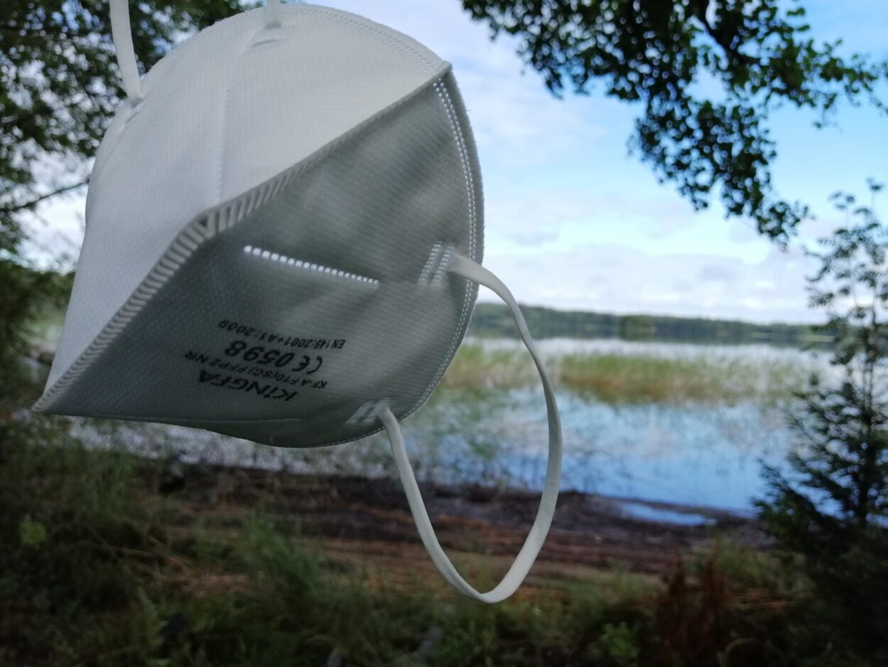 Järvimaisema, jonka edessä koronamaski