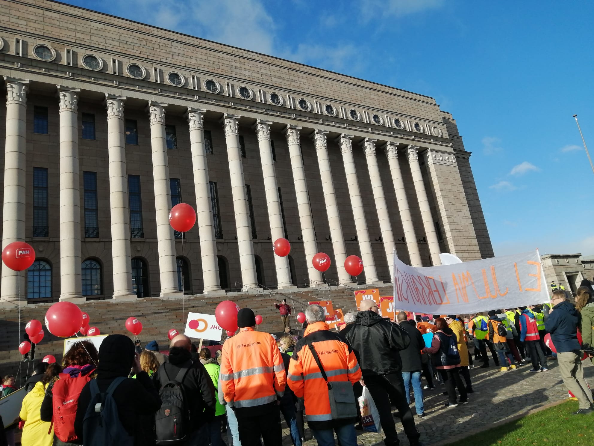 EAPN-Fin mukana Ei julmia leikkauksia -mielenilmauksessa Eduskuntatalolla 12.10.