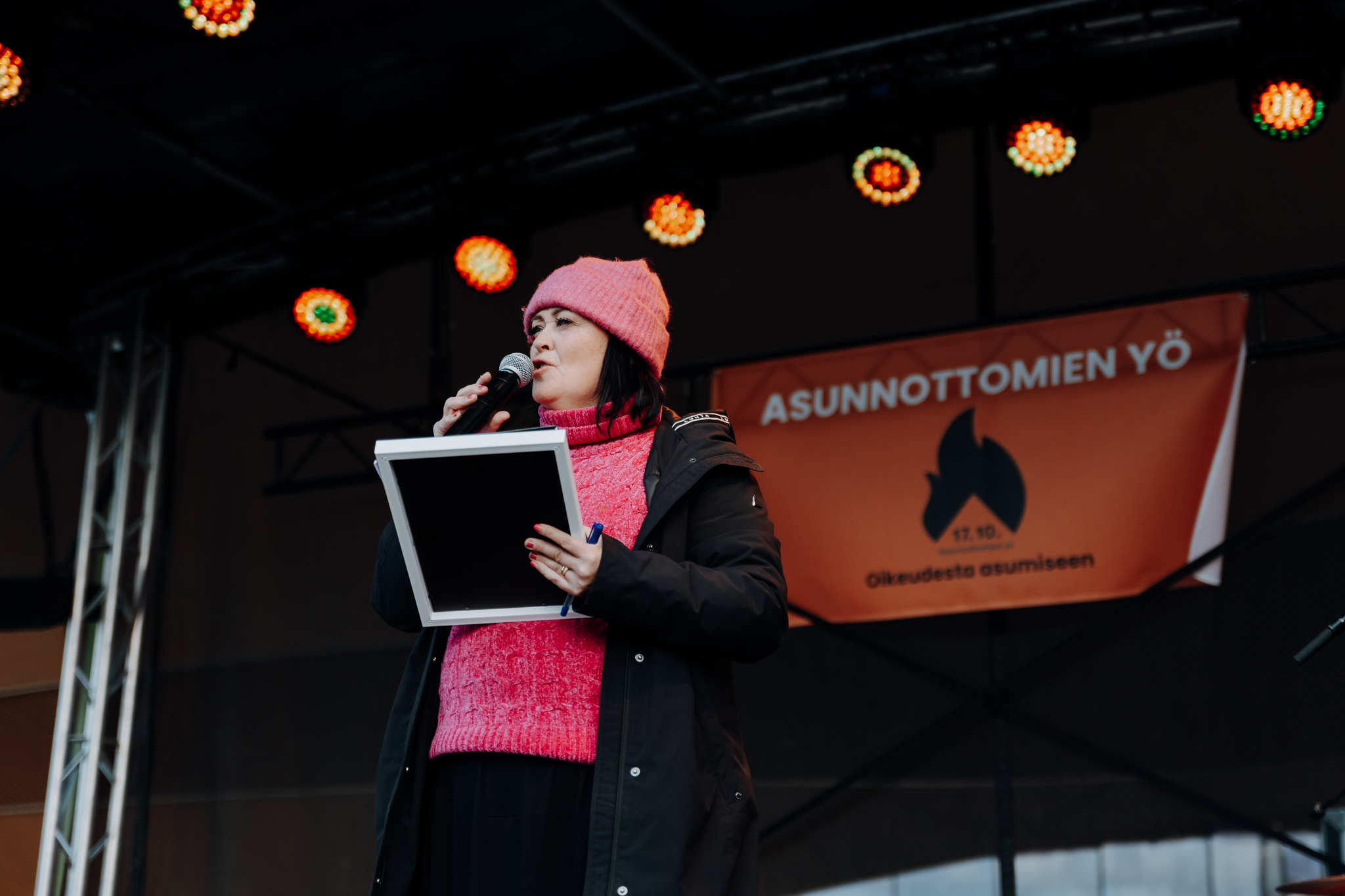 Puhuja asunnottomien yö tilaisuudessa