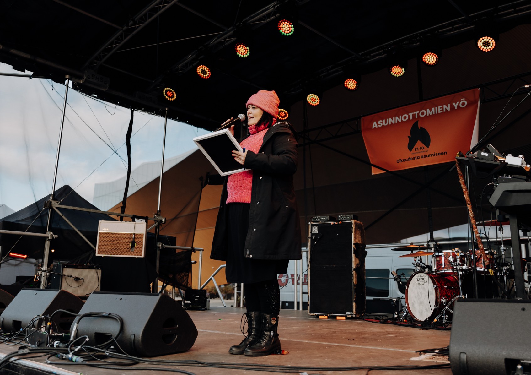 Naispuhuja esiintymislavalla, syksy