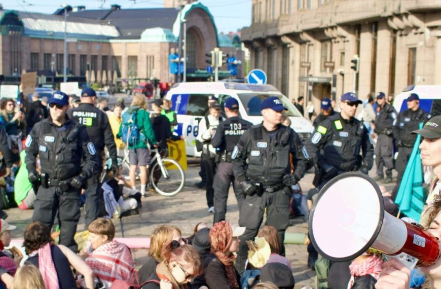Kuvaaja ja lähde: Elokapina / Extinction Rebellion Finland | Paikka ja aika: Mannerheimintie, Helsinki, 10.6.2025 | Lisenssi: CC BY 4.0