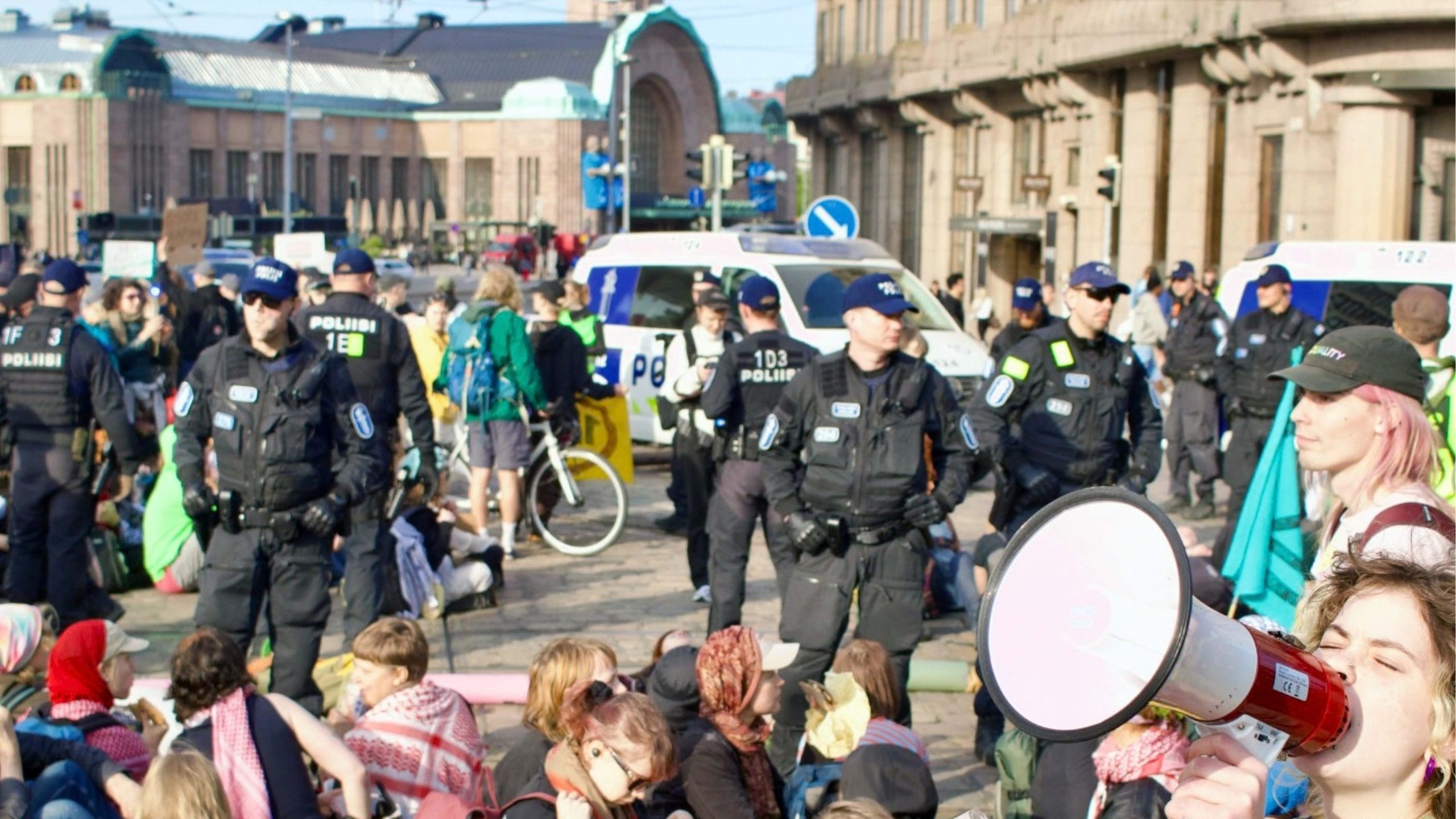 Kuvaaja ja lähde: Elokapina / Extinction Rebellion Finland | Paikka ja aika: Mannerheimintie, Helsinki, 10.6.2025 | Lisenssi: CC BY 4.0